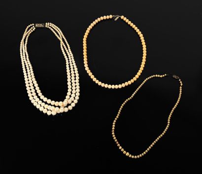 Ensemble de trois colliers de perles fantaisie
le...