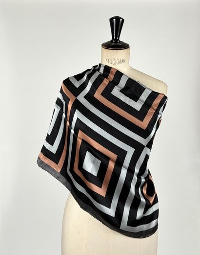 Set of two silk squares including : 
- In...