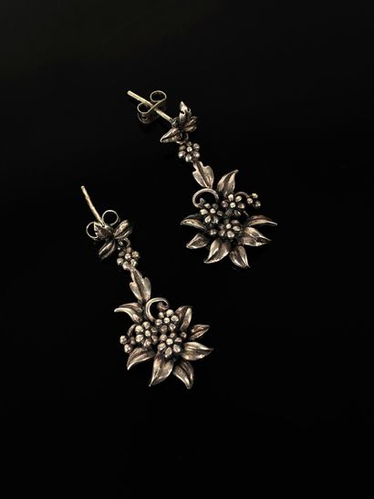Paire de clous d'oreilles en pendants figurant...