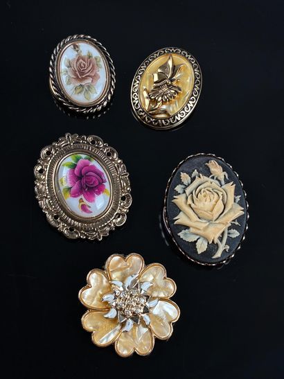Cinq attaches-foulards fleuris
Compris entre...