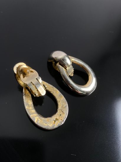 Ensemble de deux paires de clips d'oreilles...
