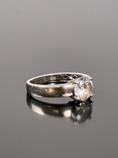 Bague en argent orné d'une pierre blanche...
