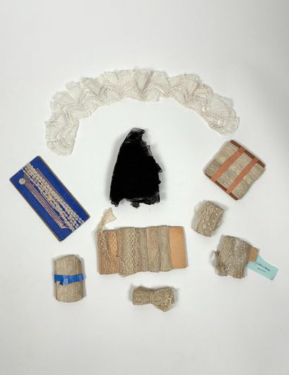Boite ancienne contenant des coupons de dentelle...