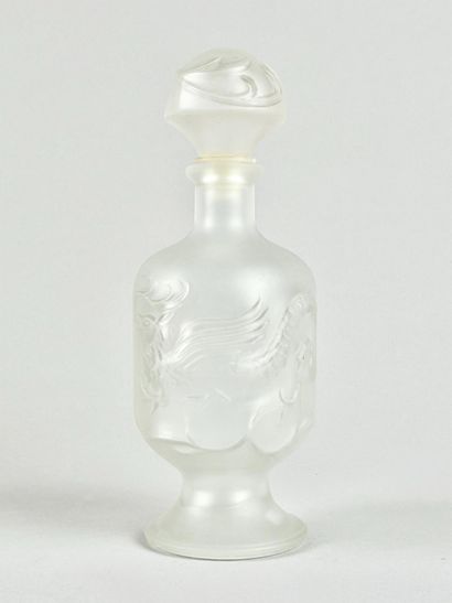 Lot de deux flacons de parfum en verre
LUI...