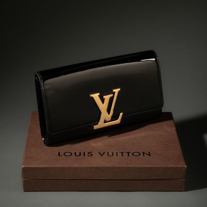 LOUIS VUITTON 
Pochette Louise en cuir verni...