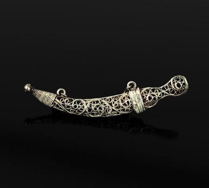 Petite broche figurant un poignard oriental...
