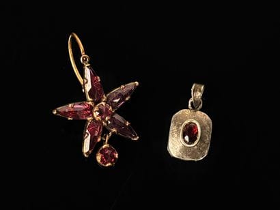 Star-shaped earring set with oval red stones...