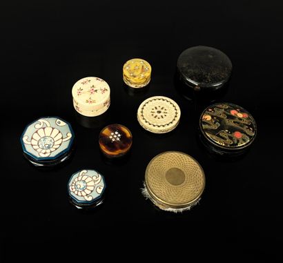 Ensemble de 9 petites boîtes de différentes...
