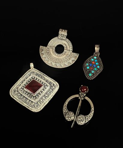 Ensemble de trois pendentifs en métal argenté...