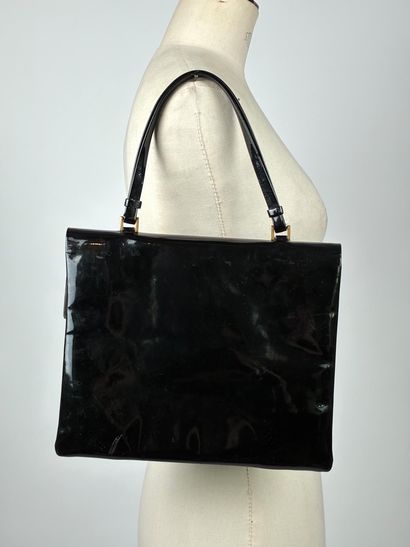 Sac à main cuir noir
Travail des années 1970
21...