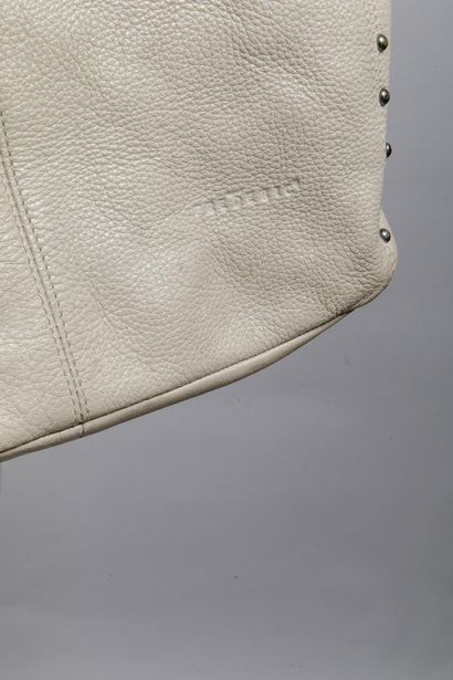 FREDERIC
Sac à main en cuir crème orné de...