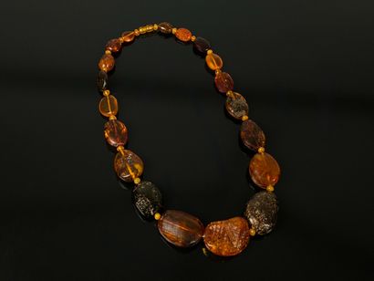 Collier en resine à l'imitation de l'ambre...
