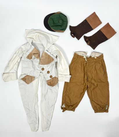 Deux déguisements d'enfants
Un costume de...