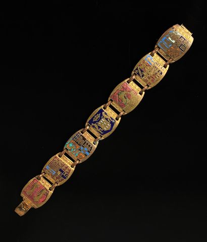 Bracelet en métal doré composé de 7 plaques...