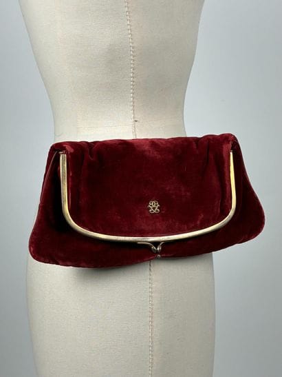 Germaine GUERIN
Evening clutch bag in burgundy...