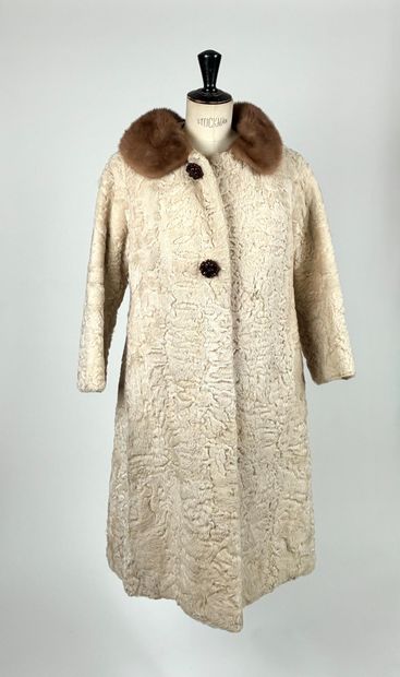 Jacques Detourbay
Manteau long en astrakan...