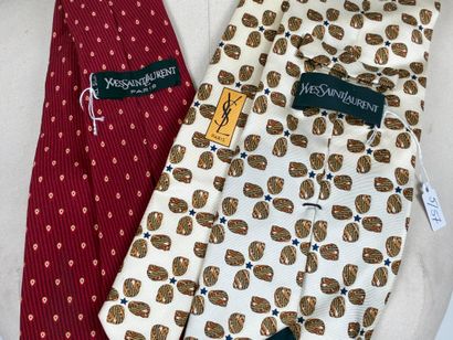 YVES SAINT LAURENT 
Ensemble de deux cravates...