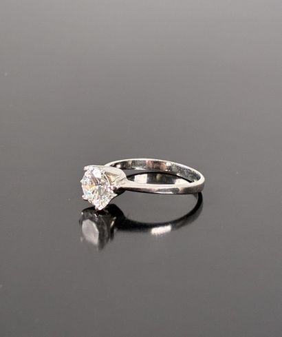 Bague en argent orné d'une pierre blanche...