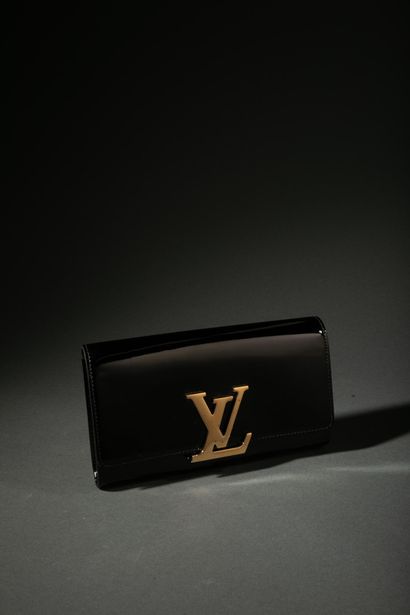 LOUIS VUITTON 
Pochette Louise en cuir verni...