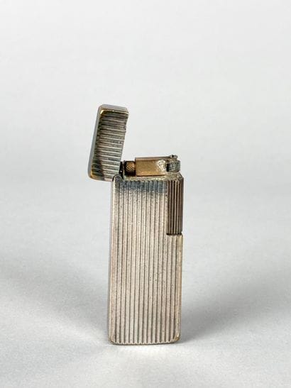 MYON Paris
Briquet en métal argenté signé...
