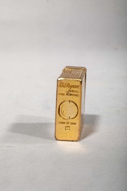 S.T. DUPONT
Brown lacquered gilded metal...