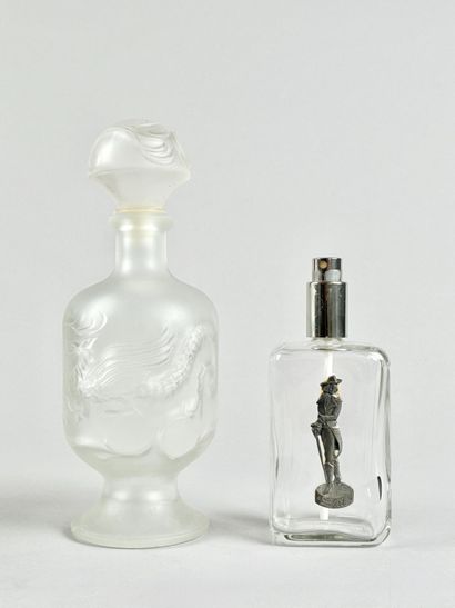 Lot de deux flacons de parfum en verre
LUI...