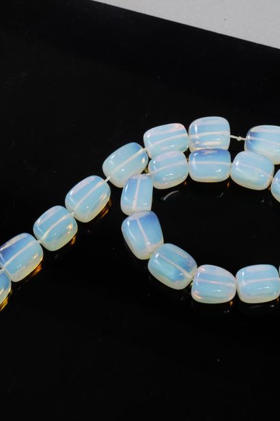 Necklace made of approximately forty opalescent...