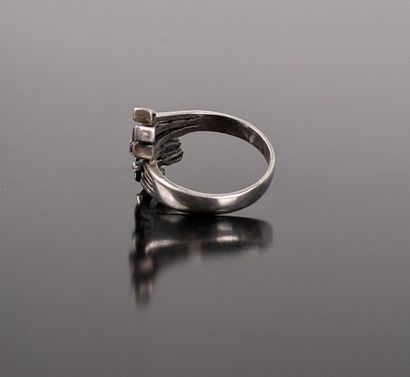 Bague en argent ornée de pierres mauves 
Poids...