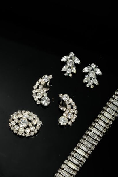 Ensembles de deux paires de clips d'oreilles,...