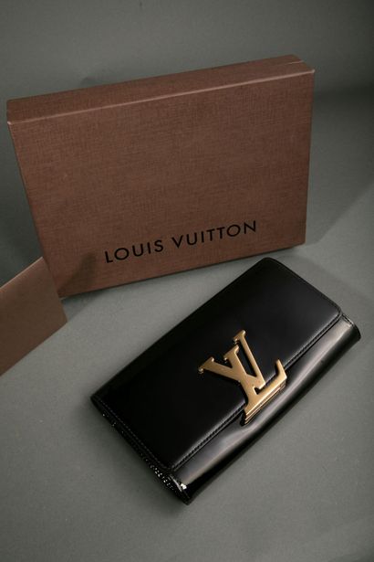 LOUIS VUITTON 
Pochette Louise en cuir verni...