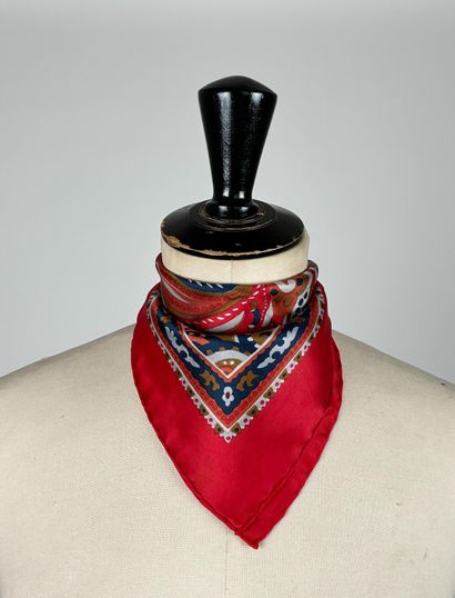 Ensemble de 8 pochettes en soie, état neuf...