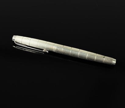 PARKER
Stylo plume en argent la plume en...