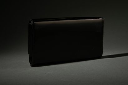 LOUIS VUITTON 
Pochette Louise en cuir verni...