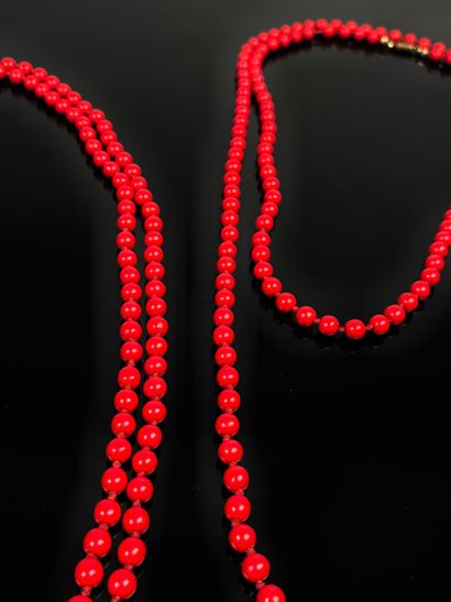Two long necklaces in red pearls, 70 and...