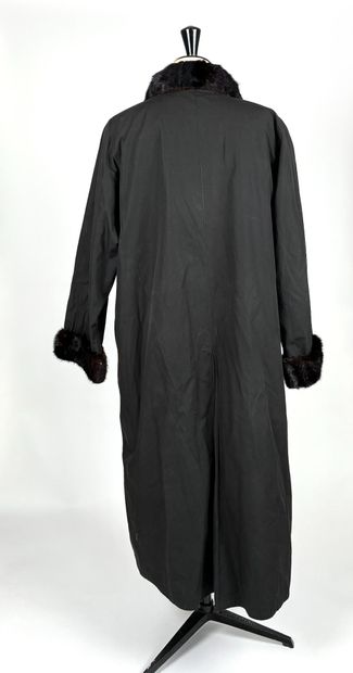 Manteau long de style imperméable avec une...