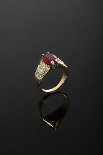 Gilded metal ring set with a verrotized red...