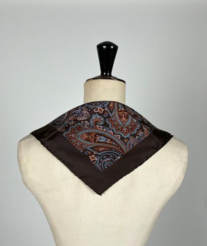 Ensemble de 8 pochettes en soie, état neuf...