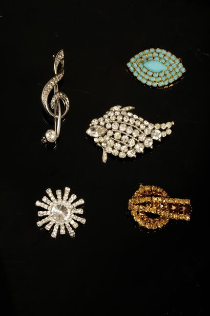Five rhinestone brooches
Brooches between...