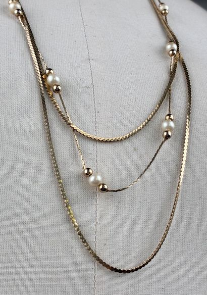 Collier à trois rangs en métal doré comprenant...
