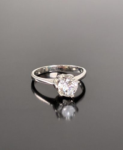 Bague en argent orné d'une pierre blanche...