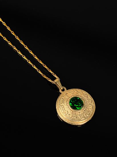 Chain and pendant in gilded metal, the round...