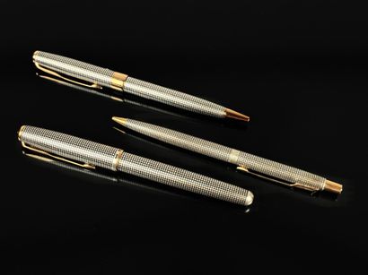 PARKER 
Parure de trois stylos en argent...