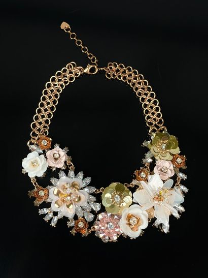 Collier à décor floral avec un assemblage...