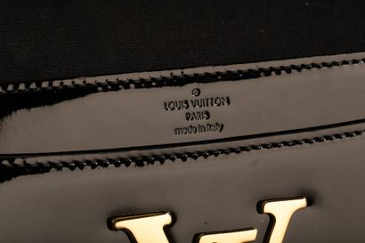 LOUIS VUITTON 
Pochette Louise en cuir verni...