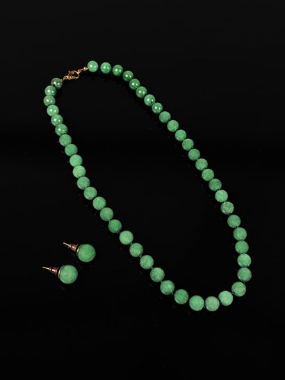 Set includes a necklace of knotted jadeite...