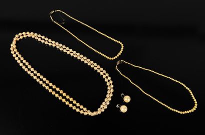 Deux colliers de perles de synthèses fermoir...