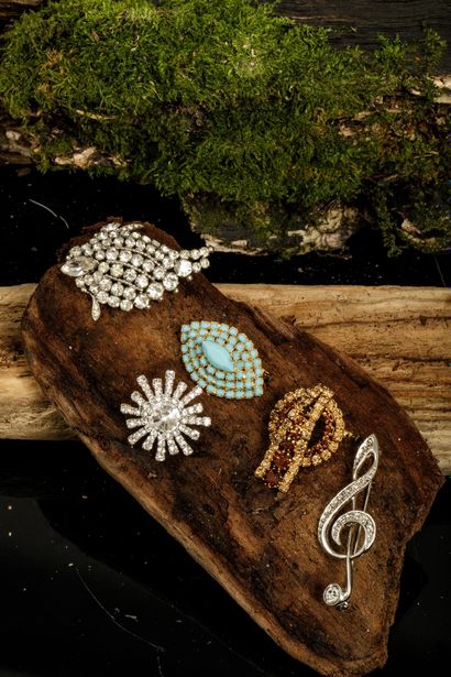 Five rhinestone brooches
Brooches between...