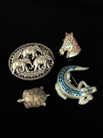 Ensemble de quatre broches sur le thème animalier...