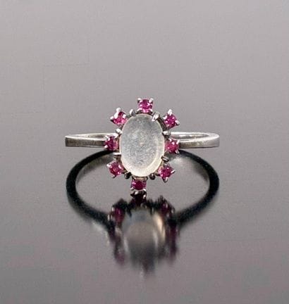 Bague en argent centrée d'une pierre de lune...