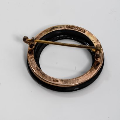 Broche de deuil en métal doré et résine noire
Poids...